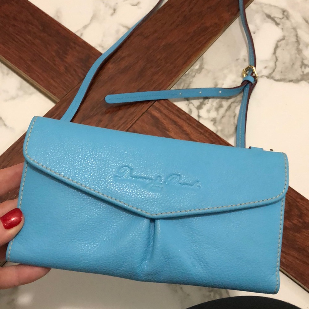 SALE! New Dooney & Bourke bag w checkbook!